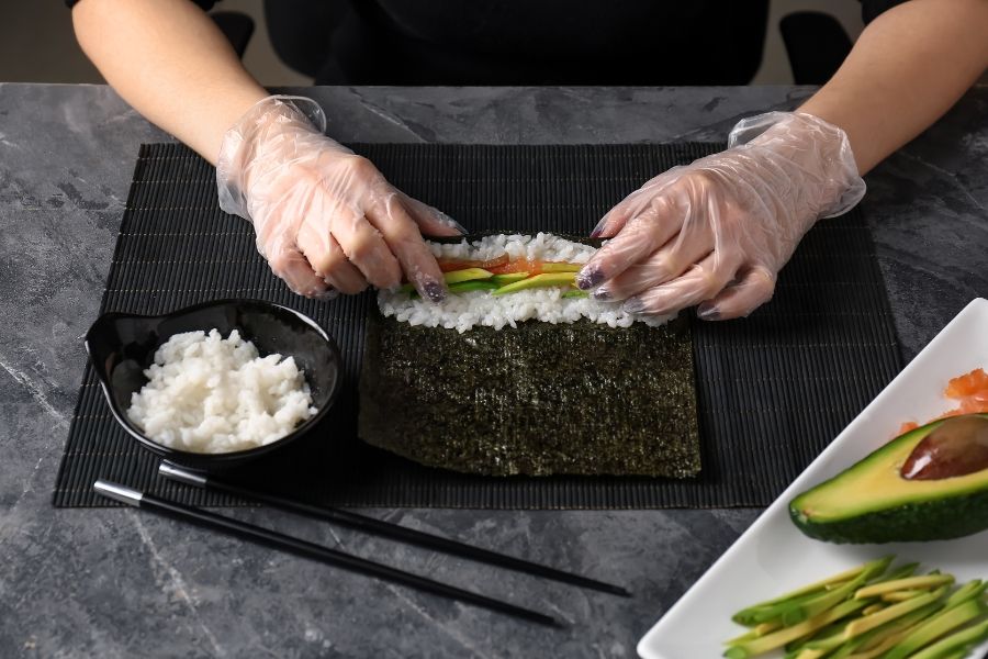 Jak ugotować idealnie ryż do domowego sushi?