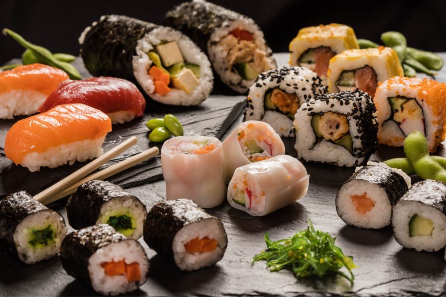 Jakie rodzaje sushi spróbować?